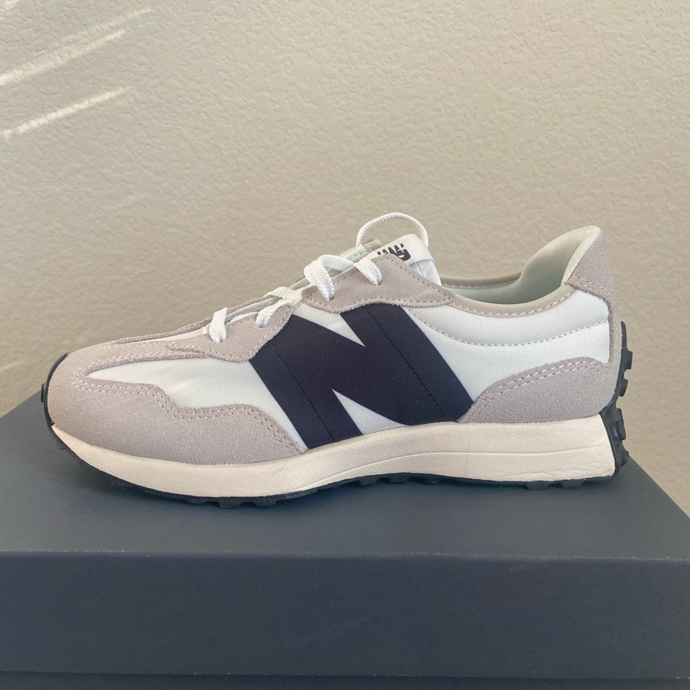 !!SOLD!!..NEW BALANCE 327 Sneakers Size 5.5. Size 7 in women